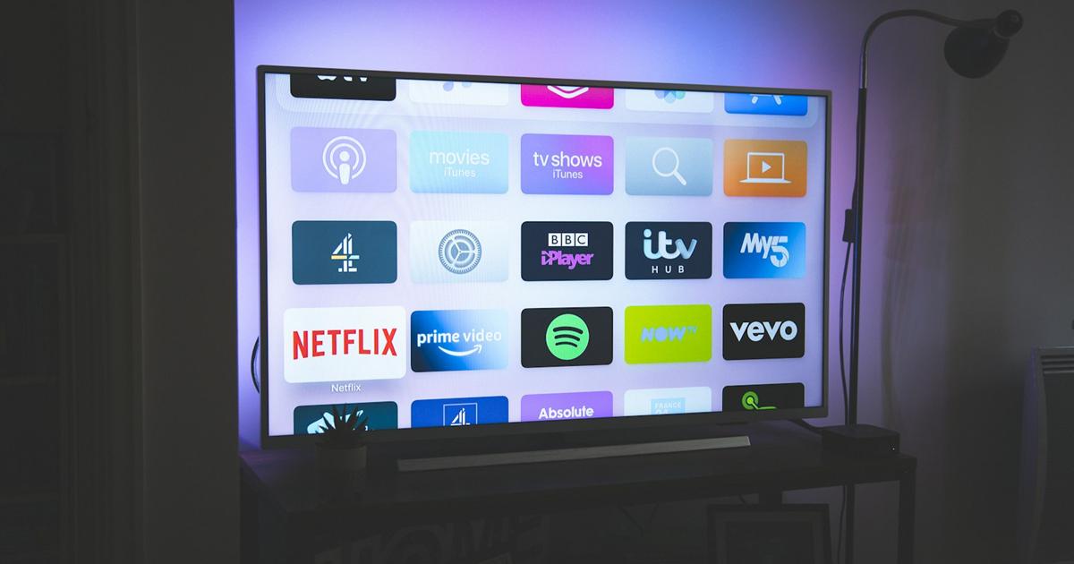 Teste IPTV grátis SuperTV Net com televisão moderna transmitindo streaming ao vivo na sala